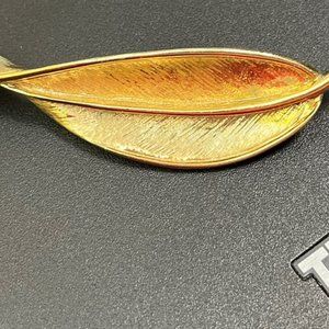 MONET signed DESIGNER 🍒 LEAF BROOCH,😍 😍 just gorgeous ⭐️